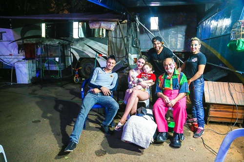 São Paulo 25/02/2016 Athos Silva Miranda, palhaço "Chumbrega", com a familia   FOTO PAULO PINTO/FOTOS PUBLICAS  ...um dia vou deixar o circo, mas o circo  jamais sairá de dentro de mim. Assim Athos Silva Miranda, ou Chumbrega, externa o seu íntimo desejo. Athos aos 73 anos , é a terceira geração de artista circense, cuja origem vem de avós romenos e austríacos, ou seja, trás no sangue a estirpe  de uma família que nasceu para o espetáculo, para levar alegria e entretenimento de norte a sul , de leste a oeste, viajar pelo mundo. Desde o trapézio ao malabarismo onde começou sua trajetória, Athos com o tempo transformou-se no palhaço “Chumbrega”, aquele que faz rir, que faz cada um sentir-se criança, com sorriso aberto, franco, descontraído. Hoje no circo Stankovich, a família de Athos já está na quinta geração de artistas, seus filhos e netos já se incorporaram ao picadeiro, os netos ainda timidamente, mas com sangue e alma circense esse legado vai se perpetuando. O Palhaço segundo Athos (Chumbrega) é o agente da alegria do entretenimento, do bom humor. Fazer palhaçada é para aqueles profissionais que dedicam  uma  vida a essa arte, essa mesma arte, que os torna conscientes de seu trabalho, é de onde sai o seu sustento, o picadeiro. Esse mesmo picadeiro que não aceita rancores, dores, lamentos. Esse picadeiro só cobra uma coisa desse artista, alegria, e não alegria contida, e sim a  alegria compartilhada. A vida de um artista de circo nem sempre é colorida,  mas embaixo da lona no  picadeiro as cores aparecem, brilham, e essa é a mágica do palhaço do ator. Um livro só é bom quando você consegue ler e os ensinamentos  que ele contém, você consegue passar aos outros e assim ele se multiplica, se dissemina.   “...sou criança, sou vida, sou o instante de alegria que todos querem partilhar. Sou poeta sou cantor, sou sorriso e sou ator. Sou delas um pedaço, sou para elas um simples palhaço. Esse é “Chumbrega” ou melhor,