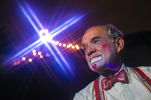 São Paulo 25/02/2016 Athos Silva Miranda, palhaço "Chumbrega"  FOTO PAULO PINTO/FOTOS PUBLICAS  ...um dia vou deixar o circo, mas o circo  jamais sairá de dentro de mim. Assim Athos Silva Miranda, ou Chumbrega, externa o seu íntimo desejo. Athos aos 73 anos , é a terceira geração de artista circense, cuja origem vem de avós romenos e austríacos, ou seja, trás no sangue a estirpe  de uma família que nasceu para o espetáculo, para levar alegria e entretenimento de norte a sul , de leste a oeste, viajar pelo mundo. Desde o trapézio ao malabarismo onde começou sua trajetória, Athos com o tempo transformou-se no palhaço “Chumbrega”, aquele que faz rir, que faz cada um sentir-se criança, com sorriso aberto, franco, descontraído. Hoje no circo Stankovich, a família de Athos já está na quinta geração de artistas, seus filhos e netos já se incorporaram ao picadeiro, os netos ainda timidamente, mas com sangue e alma circense esse legado vai se perpetuando. O Palhaço segundo Athos (Chumbrega) é o agente da alegria do entretenimento, do bom humor. Fazer palhaçada é para aqueles profissionais que dedicam  uma  vida a essa arte, essa mesma arte, que os torna conscientes de seu trabalho, é de onde sai o seu sustento, o picadeiro. Esse mesmo picadeiro que não aceita rancores, dores, lamentos. Esse picadeiro só cobra uma coisa desse artista, alegria, e não alegria contida, e sim a  alegria compartilhada. A vida de um artista de circo nem sempre é colorida,  mas embaixo da lona no  picadeiro as cores aparecem, brilham, e essa é a mágica do palhaço do ator. Um livro só é bom quando você consegue ler e os ensinamentos  que ele contém, você consegue passar aos outros e assim ele se multiplica, se dissemina.   “...sou criança, sou vida, sou o instante de alegria que todos querem partilhar. Sou poeta sou cantor, sou sorriso e sou ator. Sou delas um pedaço, sou para elas um simples palhaço. Esse é “Chumbrega” ou melhor, Athos aquele qu